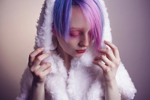 Neobvyklé dívka s růžovými vlasy, pocit chladu v kožichu — Stock fotografie