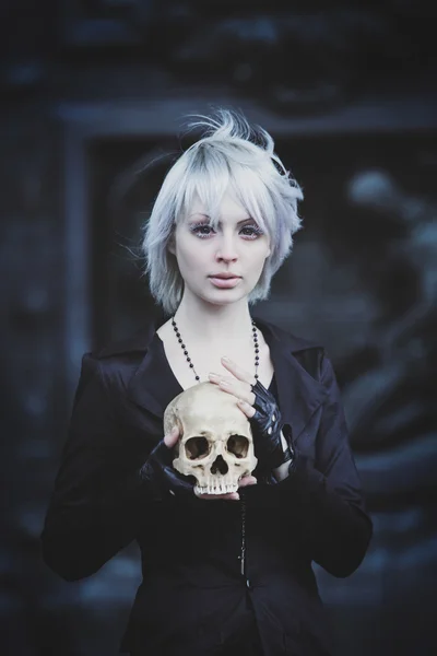 Unusual girl  holding  skull,  loss of  loved one, crying face,  photo with  effect  toning and grain — Stock Photo, Image