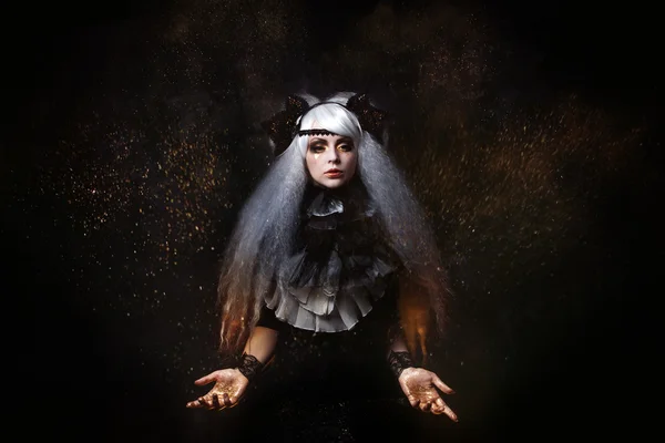 yemyeşil bir beyaz saçlı cadı resimdeki kız