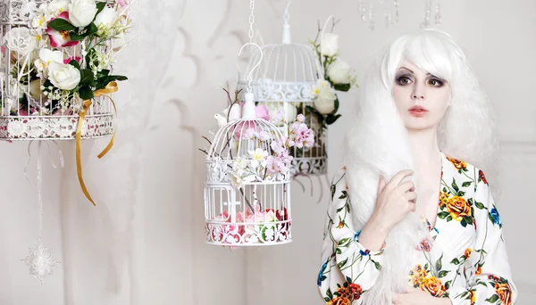 Piękna dziewczyna z białych włosów na tle komórek, styl lalek, kwiatowe dekoracje — Zdjęcie stockowe