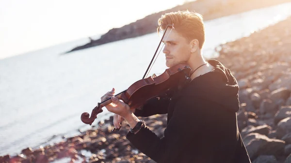 Fiolinist spiller fiolin, ung mann spiller på havets bunn – stockfoto