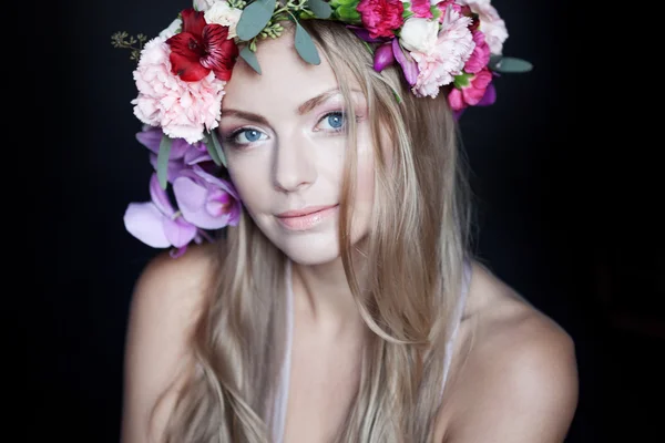 Retrato joven hermosa mujer en corona de flores, fondo negro — Foto de Stock