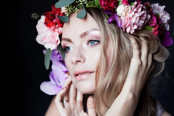 Retrato jovem bela mulher em coroa de flores, fundo preto — Fotografia de Stock