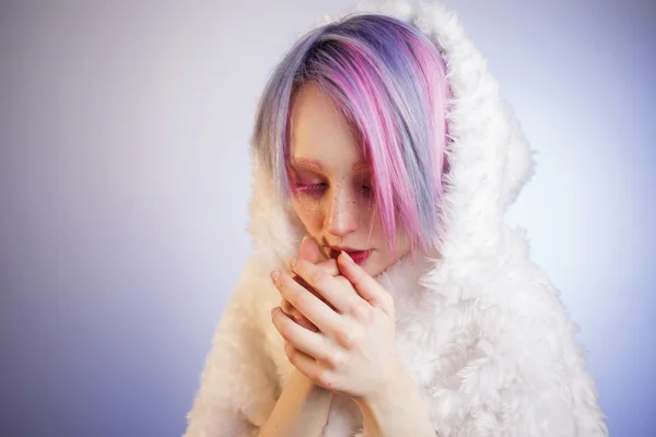 Unusual girl with pink hair, feel cold  in fur coat — Stock Photo, Image