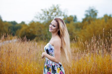 Hasır şapka doğa ile profil yalnız kadınlarda Güzellik