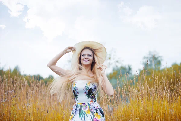 自然、自由の概念と単独で麦わら帽子の美しさの女性. — ストック写真