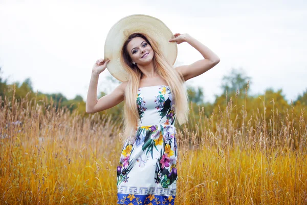 Mulheres de beleza em um chapéu de palha sozinhas com a natureza, conceito de liberdade . — Fotografia de Stock