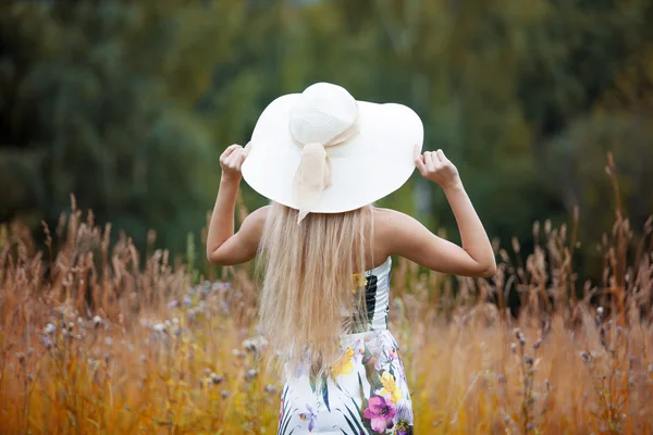 Mulheres de beleza Ao ar livre desfrutando da natureza. Menina de chapéu de palha, de volta — Fotografia de Stock