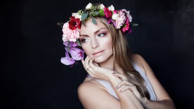 çelenk çiçek, genç güzel kadın portre siyah arka plan