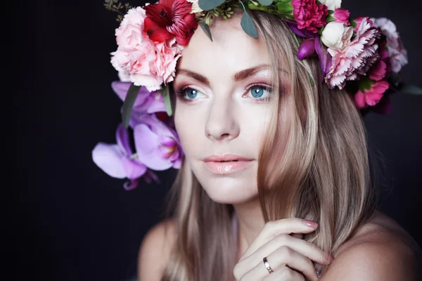 Retrato joven hermosa mujer en corona de flores, fondo negro — Foto de Stock