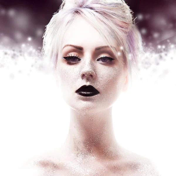雪の女王、黒い唇を持つ少女の創造的なクローズ アップの肖像画 — ストック写真