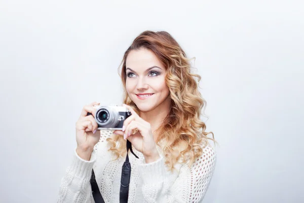 Молода жінка-фотограф з фотоапаратом, портрет на білому тлі — стокове фото