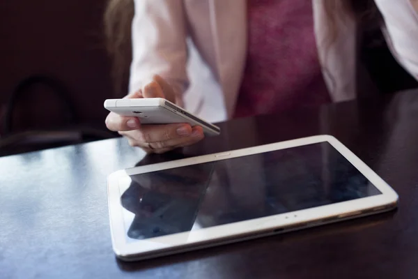 Mädchen arbeitet am digitalen Tablet, geringe Schärfentiefe, weicher Fokus — Stockfoto