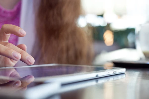 Girl lavora sul tablet digitale, una piccola profondità di campo, soft focus — Foto Stock