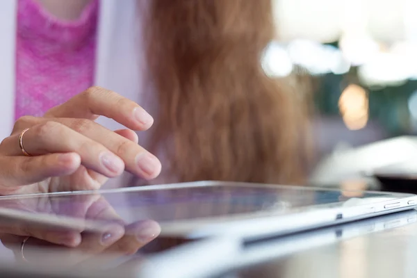 Girl lavora sul tablet digitale, una piccola profondità di campo, soft focus — Foto Stock