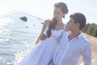 Sadece evli mutlu gelin ve damat, genç çift sahilde kucaklayan