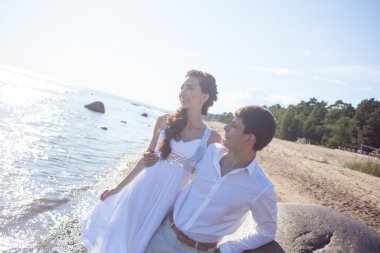 Sadece evli mutlu gelin ve damat, genç çift sahilde kucaklayan