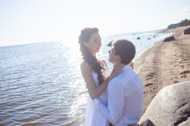 Sadece evli mutlu gelin ve damat, genç çift sahilde kucaklayan