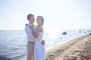 Sadece evli mutlu gelin ve damat, genç çift sahilde kucaklayan