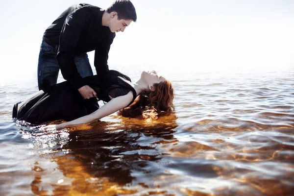 Bonito jovem casal abraço de pé no mar, efeitos de colorização de fotos — Fotografia de Stock