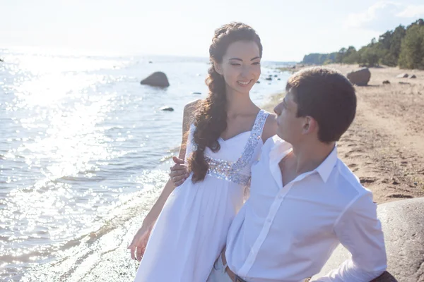 Recién casados feliz novia y novio, joven pareja abraza en la playa —  Fotos de Stock