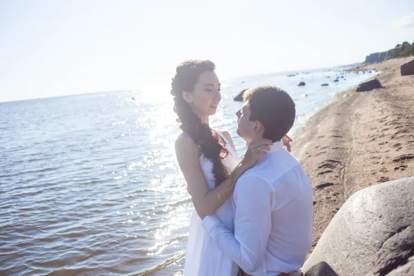Csak házasok boldog menyasszony és a vőlegény, a fiatal pár átfogja a strandon — Stock Fotó
