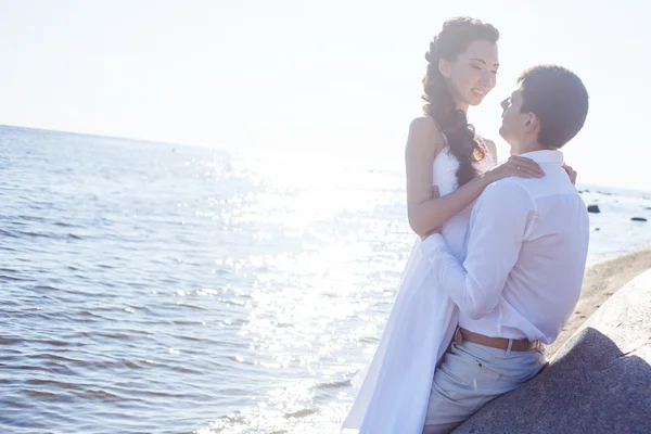 Just married happy bride and groom, young couple embraces on the beach — Stock Photo, Image