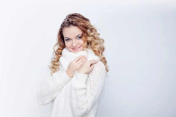 Donna in calda sciarpa e guanti lavorati a maglia, ritratto su sfondo bianco, posto per il testo — Foto Stock