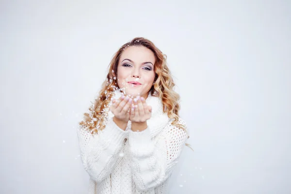 Mujer que sopla nieve, chica en bufanda de punto caliente, retrato sobre fondo blanco, lugar para su texto — Foto de Stock