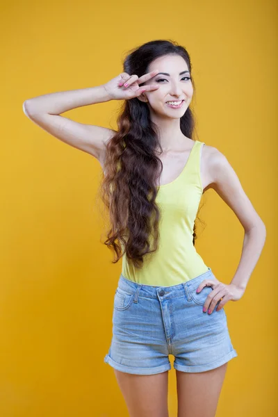 Модная азиатская молодая девушка. Портрет на желтом фоне . — стоковое фото