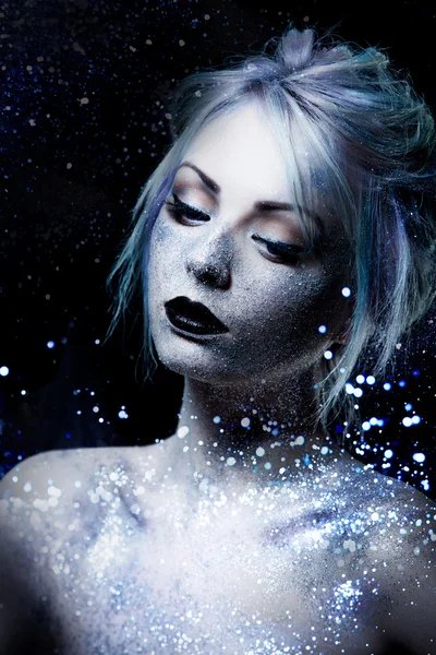 Chica inusual con maquillaje de moda brillante, arte corporal creativo en el espacio temático y estrellas . —  Fotos de Stock