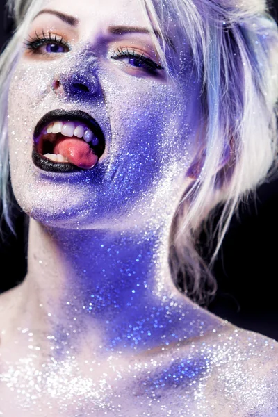 Ung kvinna fast tunga ut, porträtt mode. Ljusa neon mode makeup, kreativa kroppskonst. — Stockfoto