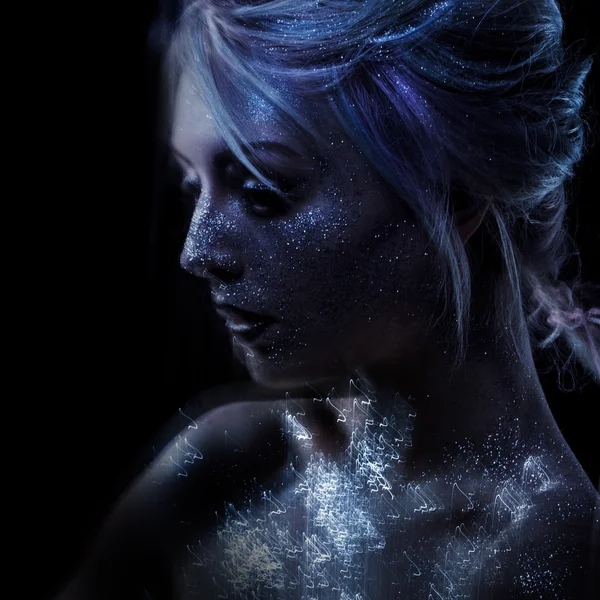 Mujer fantasmal, alma. Retrato de un efecto de movimiento, arte corporal creativo en el espacio temático y estrellas . — Foto de Stock