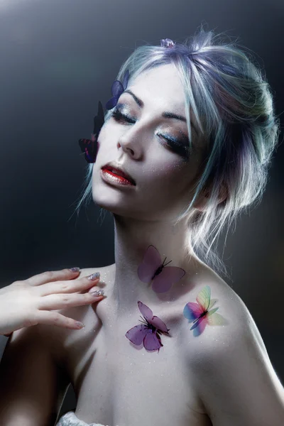 Menina bonita com borboleta. Cara de beleza. Maquiagem criativa e estilo de cabelo . — Fotografia de Stock