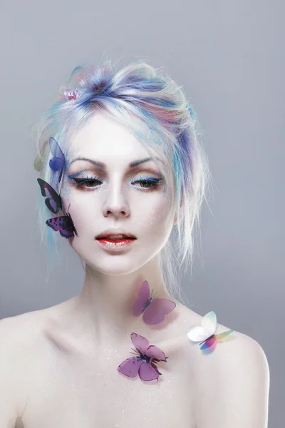 Bella ragazza con la farfalla. Bellezza. Trucco creativo e stile di capelli . — Foto Stock