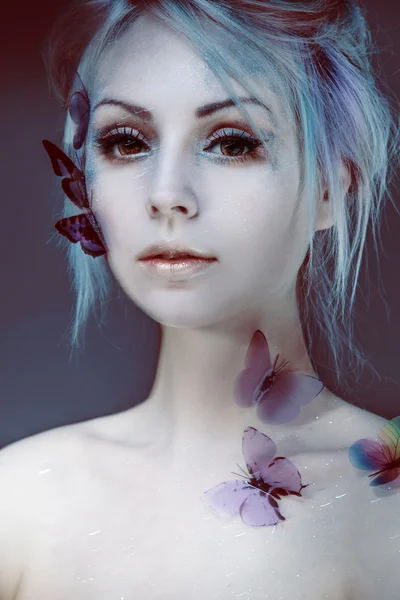 Menina bonita com borboleta. Cara de beleza. Maquiagem criativa e estilo de cabelo. retrato com borrão — Fotografia de Stock