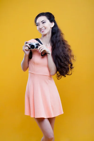 Aziatische meisje modefotograaf met camera, portret op gele achtergrond — Stockfoto