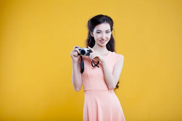 Aziatische meisje modefotograaf met camera, portret op gele achtergrond — Stockfoto