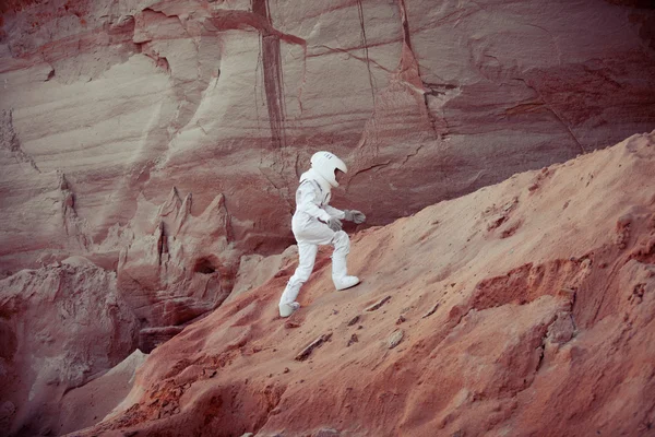 Φουτουριστικό αστροναύτης σε έναν άλλο πλανήτη, εικόνα, με αποτέλεσμα την τόνωση — Φωτογραφία Αρχείου