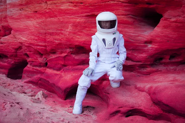 Futuristischer Astronaut auf verrücktem rosafarbenem Planeten, Bild mit Straffungseffekt — Stockfoto
