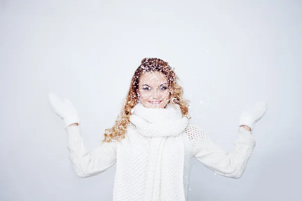 Mulher em cachecol de malha quente e luvas queda de neve feliz, pegando flocos de neve em mãos . — Fotografia de Stock