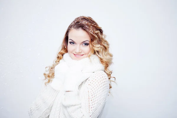 Mulher em cachecol de malha quente e luvas, retrato sobre fundo branco, lugar para o seu texto — Fotografia de Stock