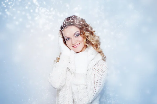 Mulher em cachecol de malha quente e luvas queda de neve feliz — Fotografia de Stock