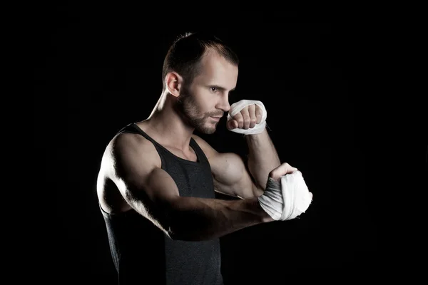 Мускулистый человек, часовой боксер, черный фон, горизонтально — стоковое фото