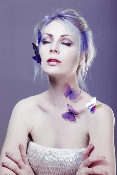 Menina bonita com borboleta. Cara de beleza. Maquiagem criativa e estilo de cabelo. retrato com tonificação — Fotografia de Stock