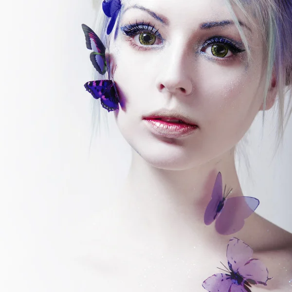 Beautiful Girl With  Butterfly. Beauty Face. Creative Make up and colored lenses. — Stock Photo, Image