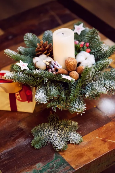 Ramos de abeto decorados para o ano novo em fundo de madeira escura. Árvore de Natal e velas, humor festivo — Fotografia de Stock