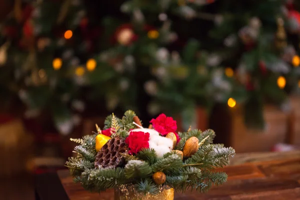 Rami di abete decorati per il nuovo anno su sfondo di legno scuro. Albero di Natale e candele, umore festivo — Foto Stock