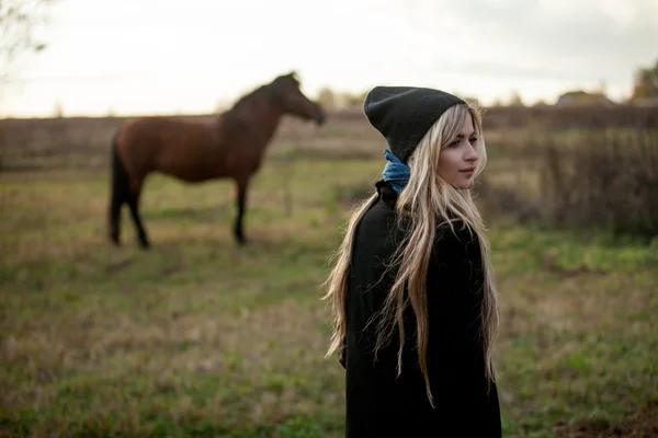 Jeune belle fille dans une écurie, en plein air — Photo