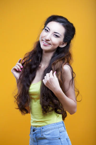 Модная азиатская молодая девушка. Портрет на желтом фоне . — стоковое фото